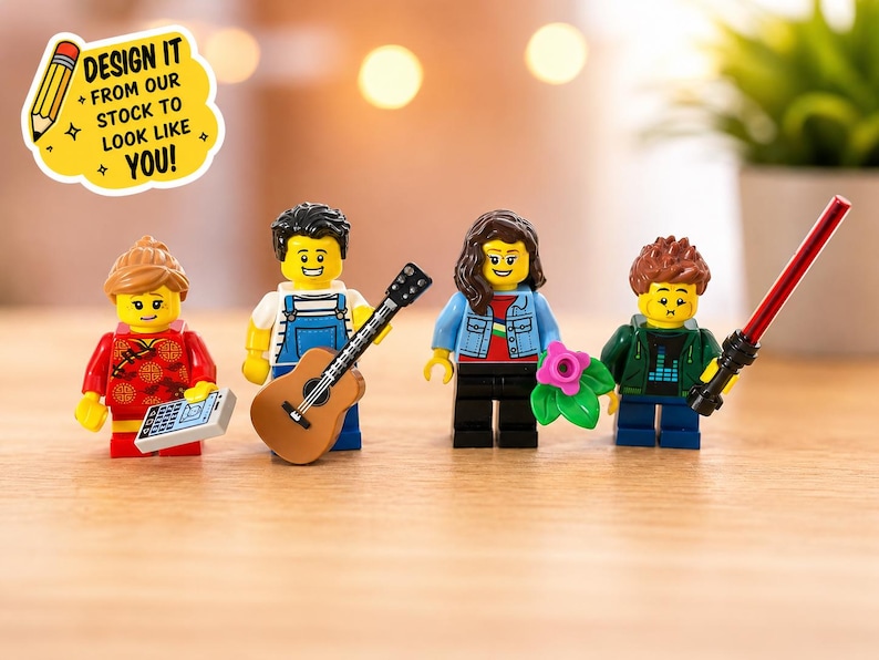 Op de afbeelding: Vier LEGO-minifiguren op een rij. De eerste draagt een rode outfit met patroon en houdt een telefoon vast. De tweede draagt een blauwe tuinbroek en houdt een gitaar vast. De derde draagt een blauw jasje en houdt een bloem vast. De vierde draagt een groene hoodie en houdt een rood lichtzwaard vast. Tekst: DESIGN IT FROM OUR STOCK TO LOOK LIKE YOU!