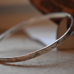 Stapelarmreif "Blumen" Silber 925, Blümchen Armreif Sterling, Minimalist Floral Stacking Bangle, Botanik Schmuck Damen, Geschenk Für Sie