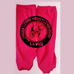 Podstawowe ochraniacze do kopania wrestlingu pokryte są gładką, błyszczącą lycrą, którą możesz spersonalizować, umieszczając na niej swoje logo