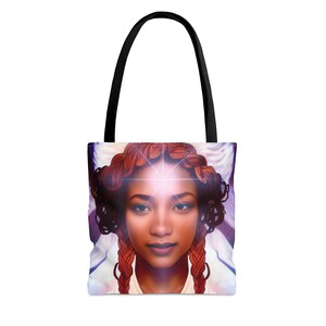 Puede incluir: Una bolsa de tela con una ilustración colorida de una mujer con una luz brillante que brilla desde su frente. La mujer tiene el pelo trenzado y lleva una prenda blanca. El fondo es un degradado de morado y blanco.