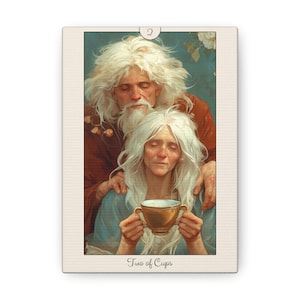 Puede incluir: Carta de tarot Dos de Copas con una ilustración de una pareja mayor con cabello blanco. La mujer sostiene una copa dorada con un líquido azul en su interior. La carta tiene un fondo azul claro con flores blancas.