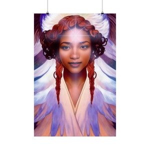 Puede incluir: Una pintura digital de una mujer con una luz brillante sobre su frente. Tiene el pelo largo y rojo trenzado y lleva una túnica blanca con plumas moradas y azules. El fondo es un suave morado y azul.