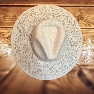 Cappello a tesa larga - Design tracce di animali bruciati / Fedora bruciato, cappello da rancher, cappello da cowboy, accessori estivi, regali unici fatti a mano, inciso