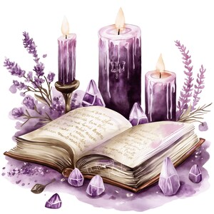 Op de afbeelding: Waterverfillustratie van een mystieke sc&egrave;ne met paarse kaarsen, kristallen en lavendel. Een open boek met handgeschreven tekst staat centraal. De kaarsen zijn aangestoken, wat een fantasie en spirituele esthetiek cre&euml;ert.