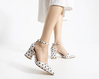 Beige satijnen blokhakken met zwarte stippen, retro pumps met spitse neus uit de jaren 50, vintage stijl enkelbandje trouwschoenen, 8 cm comfortabel