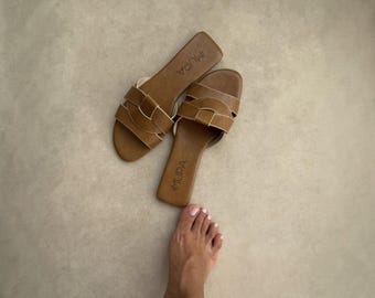 Karamelkleurige kunstleren schuifsandalen voor dames, minimalistische vegan leren instappers, geweven band zomerdagschoenen, bruine platte pantoffels