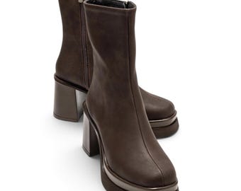 Braune, klobige Plateau-Stiefeletten im Y2K-Stil, Stiefeletten aus Kunstleder im 90er-Jahre-Stil mit Blockabsatz, Winterstiefel mit warmem Futter, vegane Retro-Stiefeletten bis zur Mitte der Wade, Damen