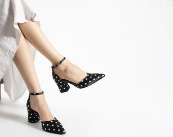 Zwarte blokhakken met stippen, vintage pumps met spitse neus, retro satijnen schoenen met enkelbandje, pin-up dikke hak jaren 1950, geklede damesschoenen