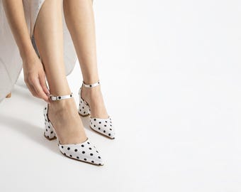 Pumps met blokhak met stippen, witte satijnen vintage schoenen, enkelbandje hakken met spitse neus, retro bruidsschoenen, pin-uphakken uit de jaren 1950 voor vrouwen