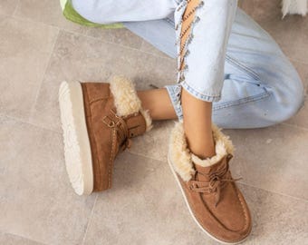 Damen Warme Wildleder Fell Gefüttert Ankle Boots | Gemütlicher geschnürter Plateau-Winterstiefel | 4 cm Absatz Braun Moc Toe