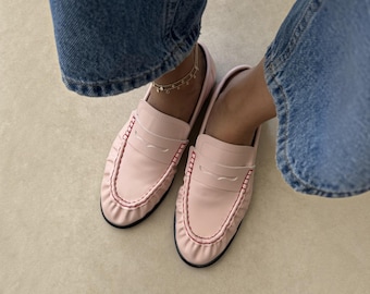 Roze damesloafers van veganistisch leer, casual instappers met rode stiksels, antislip PU-zool, minimalistische pastelkleurige mocassins