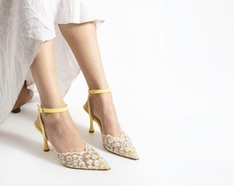 Gele kanten hakken met bloemen, madeliefje geborduurde pumps met spitse neus, 9 cm cottagecore-trouwschoenen 9 cm, tuinfeest bruidshak, botanische stiletto