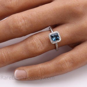 Anello di fidanzamento con topazio blu di Londra, set nuziale in oro massiccio 14K o 18K con diamanti taglio princess e contorno di diamanti, anello con gemma blu immagine 2