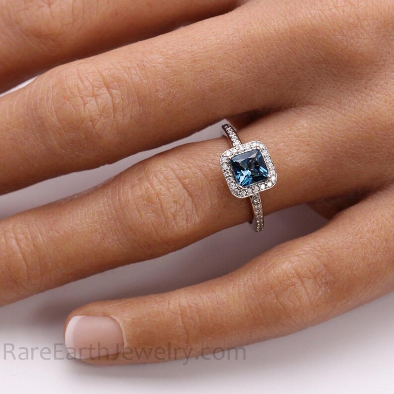 Anello di fidanzamento con topazio blu di Londra, set nuziale in oro massiccio 14K o 18K con diamanti taglio princess e contorno di diamanti, anello con gemma blu immagine 2