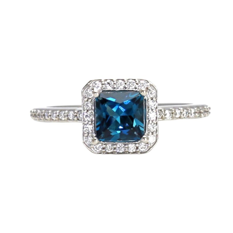 Anello di fidanzamento con topazio blu di Londra, set nuziale in oro massiccio 14K o 18K con diamanti taglio princess e contorno di diamanti, anello con gemma blu immagine 3