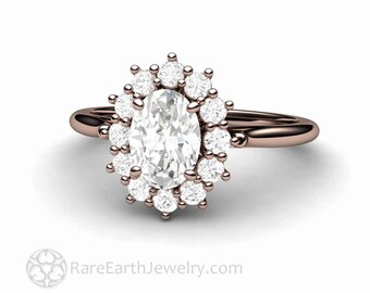 Ovaler Moissanit-Verlobungsring im Vintage-Stil mit Cluster-Halo-Fassung – eine ethisch und erschwinglich hergestellte Diamantalternative in Gold oder Platin.