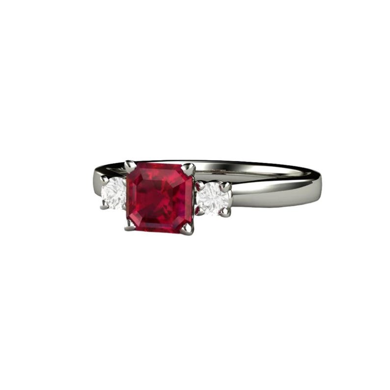 Drei Stein Rubin Verlobungsring Asscher Cut Rubin Ring 3 Stein mit Diamanten in Gold oder Platin Rot Edelstein Ring Juli Geburtsstein Bild 3