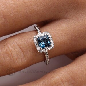 Anello di fidanzamento con topazio blu di Londra, set nuziale in oro massiccio 14K o 18K con diamanti taglio princess e contorno di diamanti, anello con gemma blu immagine 7