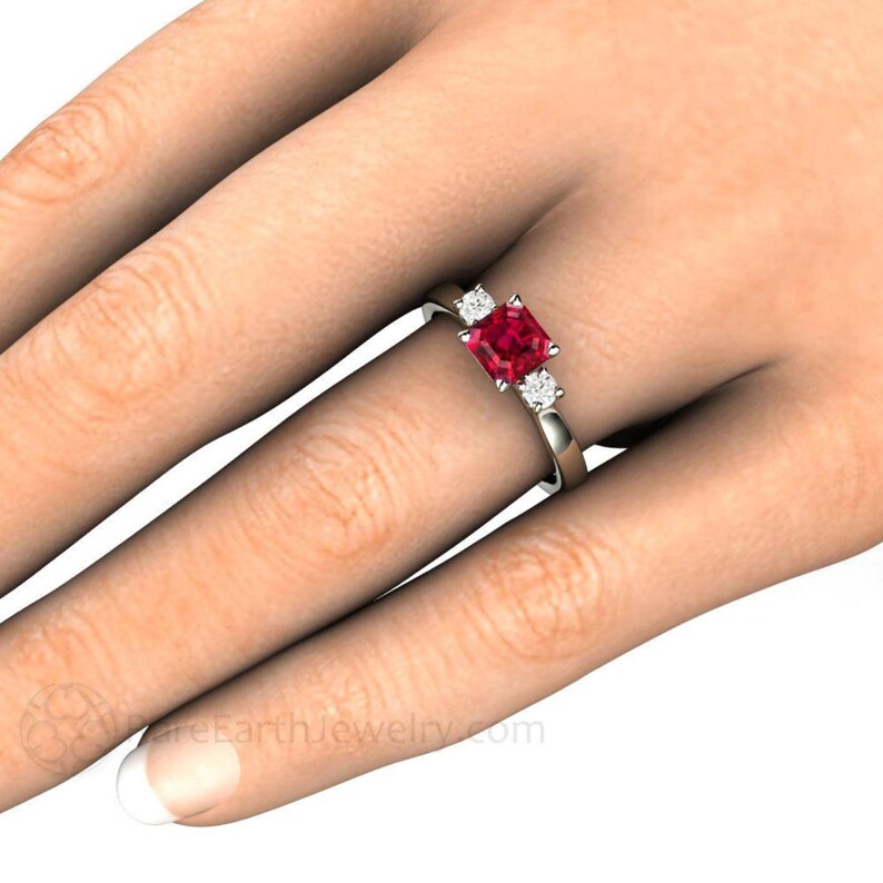 Drei Stein Rubin Verlobungsring Asscher Cut Rubin Ring 3 Stein mit Diamanten in Gold oder Platin Rot Edelstein Ring Juli Geburtsstein Bild 2