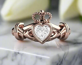 Anillo Claddagh, anillo de boda celta, anillo de compromiso, anillo de corazón de zafiro blanco natural, anillo de promesa irlandés, joyería de oro de 14K o 18K de Irlanda.