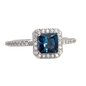 Anello di fidanzamento con topazio blu di Londra, set nuziale in oro massiccio 14K o 18K con diamanti taglio princess e contorno di diamanti, anello con gemma blu immagine 4