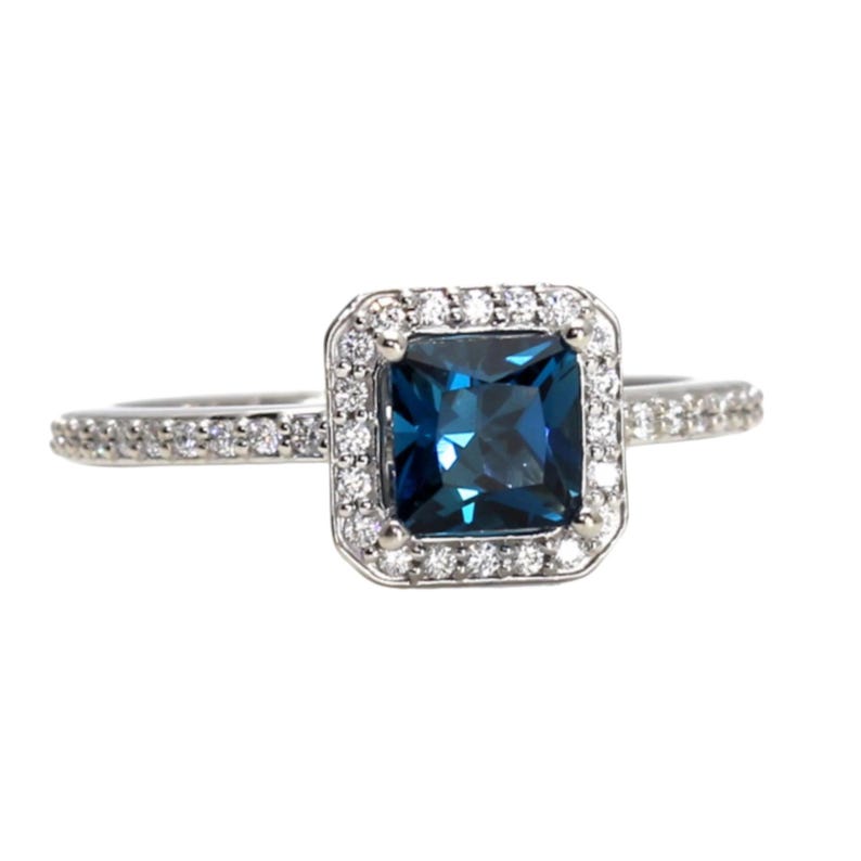 Anello di fidanzamento con topazio blu di Londra, set nuziale in oro massiccio 14K o 18K con diamanti taglio princess e contorno di diamanti, anello con gemma blu immagine 4