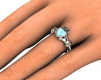 Anello Claddagh con pietra portafortuna del mese di marzo dell'acquamarina