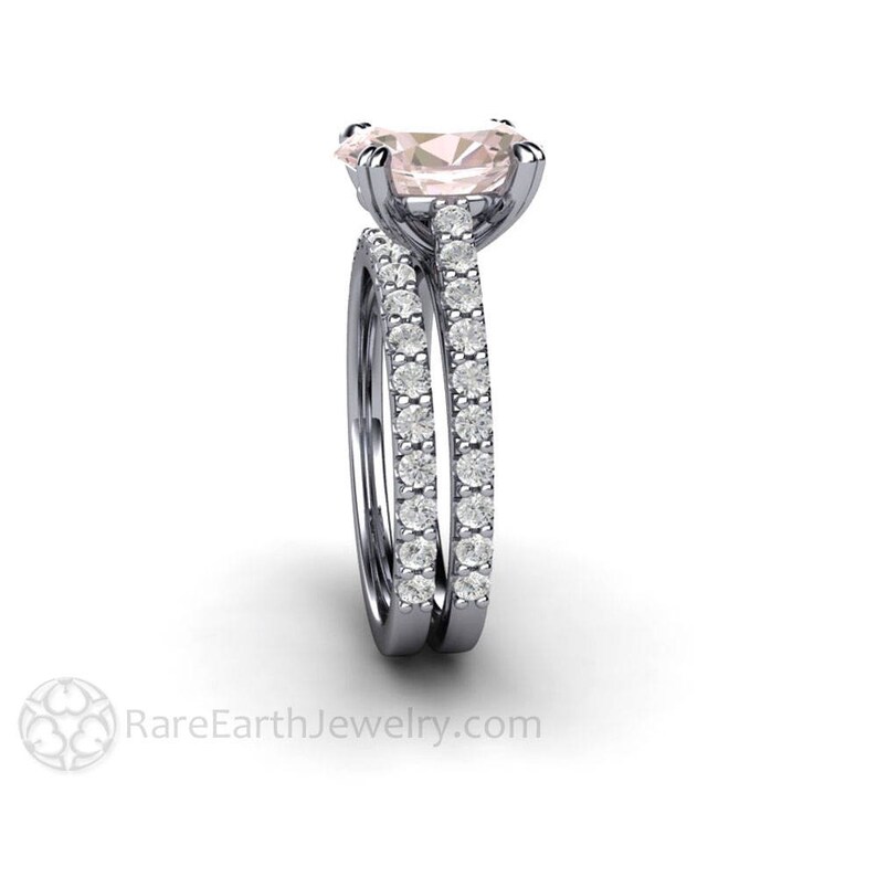 Op de afbeelding: Een set van twee verlovingsringen met een lichtroze edelsteen in een vierkante zetting. De verlovingsring heeft een band met kleine ronde diamanten. De trouwring heeft een band met kleine ronde diamanten.
