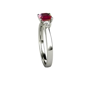 Drei Stein Rubin Verlobungsring Asscher Cut Rubin Ring 3 Stein mit Diamanten in Gold oder Platin Rot Edelstein Ring Juli Geburtsstein Bild 6