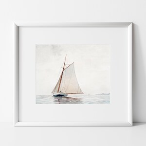 Puede incluir: Una pintura de acuarela de un velero con una vela blanca y un m&aacute;stil marr&oacute;n, navegando en un mar tranquilo con un cielo azul claro de fondo.