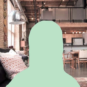 Könnte beinhalten: Ein geräumiges Loft-Apartment mit Sichtbacksteinwänden, einem großen Fenster, einem Ledersofa mit Kissen und einem Esstisch mit Stühlen. Die Wohnung hat ein modernes, industrielles Design.