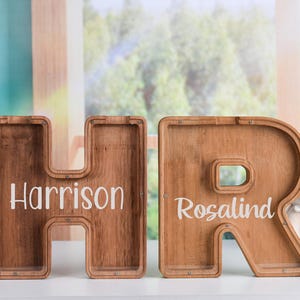 Hucha con inicial personalizada - Hucha con letra y nombre - Hucha de madera grabada - Decoración para habitación infantil - Regalos para bebé - Regalos de Navidad para bebé