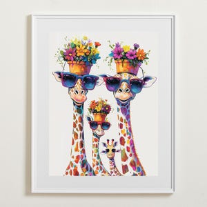 Könnte beinhalten: Gerahmter Kunstdruck mit einer Giraffen-Familie. Jede Giraffe trägt eine Sonnenbrille und einen Blumentopf auf dem Kopf. Die Giraffen haben bunte Fleckenmuster vor einem weißen Hintergrund.