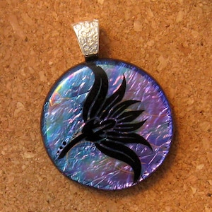 Pendentif dichroïque - Pendentif fleur - Pendentif en verre fondu - Bijoux dichroïques - Bijoux dichroïques - Collier dichroïque - Pendentif image