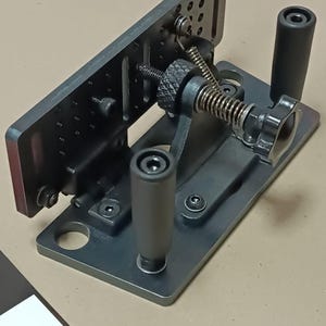 Vorrichtung zum Herstellen einer Klingenschräge, Messerhersteller, Gerät für Messer, Abschrägung, verstellbar, schärfen, Lokator, Bandschleifer, Klemme, Schleifwerkzeug