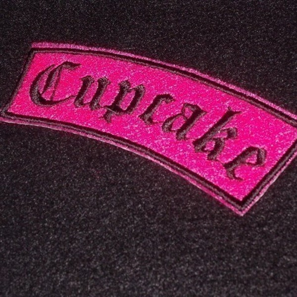 OldEnglish Cupcake oder Name Patch Stickerei auf rosa Filz mit schwarzen Stichen
