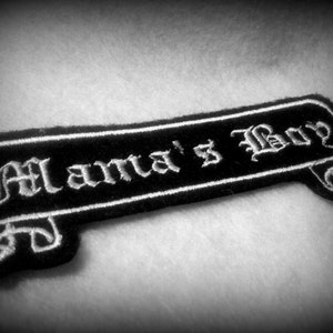 Tatuaje Nombre Parche viejo inglés Mama's Boy