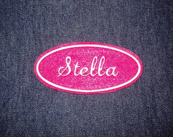 Oval Name Patch - rose chaud avec broderie blanche