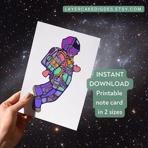 Può includere: Carta da note stampabile con un'illustrazione di un astronauta colorato. L'astronauta indossa una tuta spaziale viola, verde e gialla con un casco rosa. La carta è disponibile in due dimensioni. DOWNLOAD IMMEDIATO.