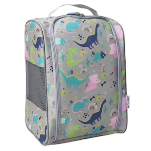 Könnte beinhalten: Eine graue Schuhtasche mit einem Dinosaurier-Druck. Die Tasche hat einen Reißverschluss und ein Netzpanel an der Seite. Die Tasche ist aus wasserabweisendem Material.