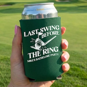 Puede incluir: Un enfriador de latas verde con el texto "LAST SWING BEFORE THE RING" y un gráfico temático de golf. El texto "MIKE'S BACHELOR PARTY" está en la parte inferior. El enfriador sostiene una lata plateada de bebida de limón sin azúcar.
