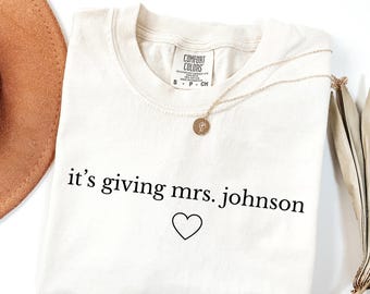 Camiseta personalizada para futura esposa, camiseta corta "It's Giving Mrs", camiseta para novia comprometida, camiseta personalizada para despedida de soltera.