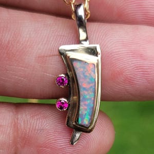 Echter australischer Opal Top Qualität Multi Color Opal in 14k Gold Anhänger Rubin Akzent