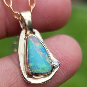 AAA + Echter australischer Opal Top Qualität Multi Color Opal in 14k Gold Anhänger Diamant Akzent