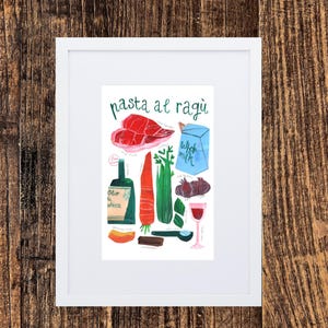 Puede incluir: Una impresión enmarcada con ilustraciones en acuarela de ingredientes para pasta al ragù. La imagen incluye un corte de carne, una caja de leche entera, verduras, aceite de oliva y una copa de vino tinto. El título "pasta al ragù" está escrito en verde.