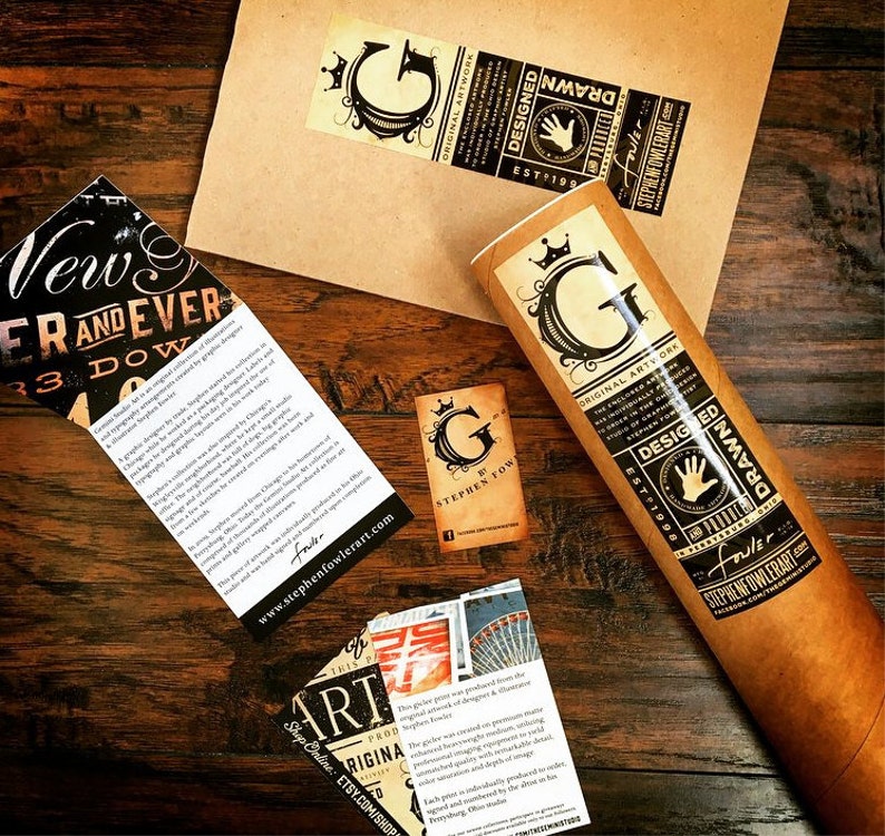 Puede incluir: Una colecci&oacute;n de impresiones art&iacute;sticas y materiales promocionales, incluyendo un p&oacute;ster enrollado y pegatinas, que muestran dise&ntilde;o gr&aacute;fico. Los art&iacute;culos presentan el logotipo y la marca del artista, con una paleta de colores marr&oacute;n, negro y blanco. El texto incluye "Original Artwork" y "Designed".