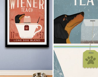 Op de afbeelding: Een ingelijste print met een teckel in een theekopje, met de tekst "WIENER TEA CO." in een vintage stijl. De print bevat de tekst "LONG DOG BLEND" en "MADE IN ENGLAND". Een roestvrijstalen hondenvoerbak staat op de vloer.