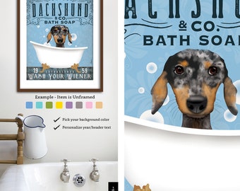 Puede incluir: Impresión enmarcada con un perro salchicha en una bañera, con el texto "DACHSHUND & CO. BATH SOAP." La impresión tiene un fondo azul claro con burbujas y elementos decorativos. La parte inferior de la impresión dice "WASH YOUR WIENER."