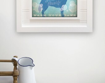 Peut inclure: Une impression encadrée d'une publicité de style vintage pour Husky Soap Co. L'impression présente une silhouette bleue d'un chien husky avec le texte "Husky Soap Co. Premium Quality" et "Wash Your Paws" sur un fond bleu clair.