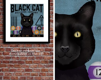 Peut inclure: Impression encadrée avec un chat noir et des boules de billard, le texte "BLACK CAT BILLIARDS COMPANY" et "EST: 1972". L'impression est affichée sur un mur de briques. Le texte "RACK 'EM" est en bas.